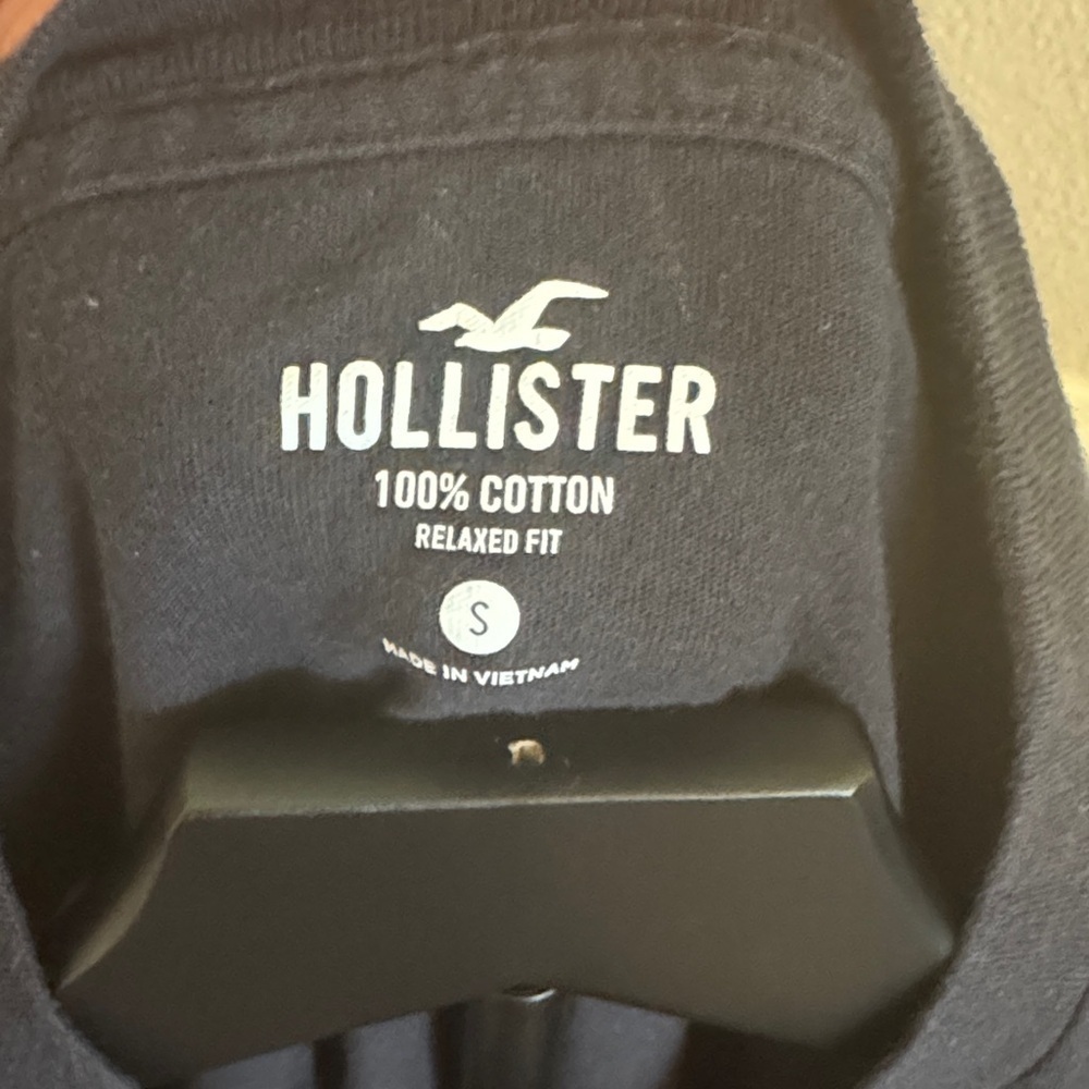 Hollister Classic Black Crewneck Tee - Picture 2 of 3